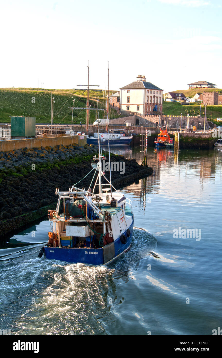 eyemouth scotland fishing boat arriving back into harbour Stock Photo Alamy