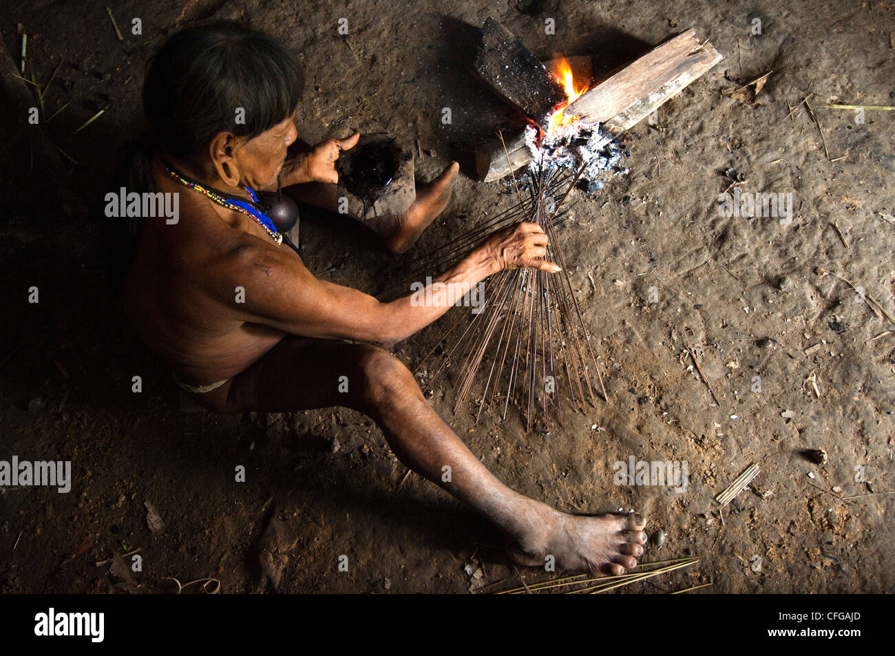 Huaorani Indian man making poisonous Curare tipped darts. Bameno Community, Yasuni, Amazon rainforest, Ecuador Stock Photo
