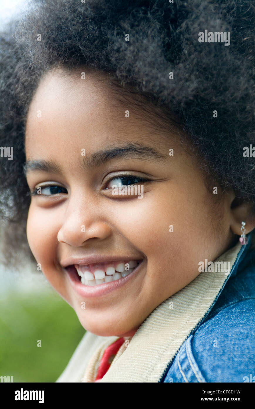 African american girl smiling hi-res stock photography and images - Alamy