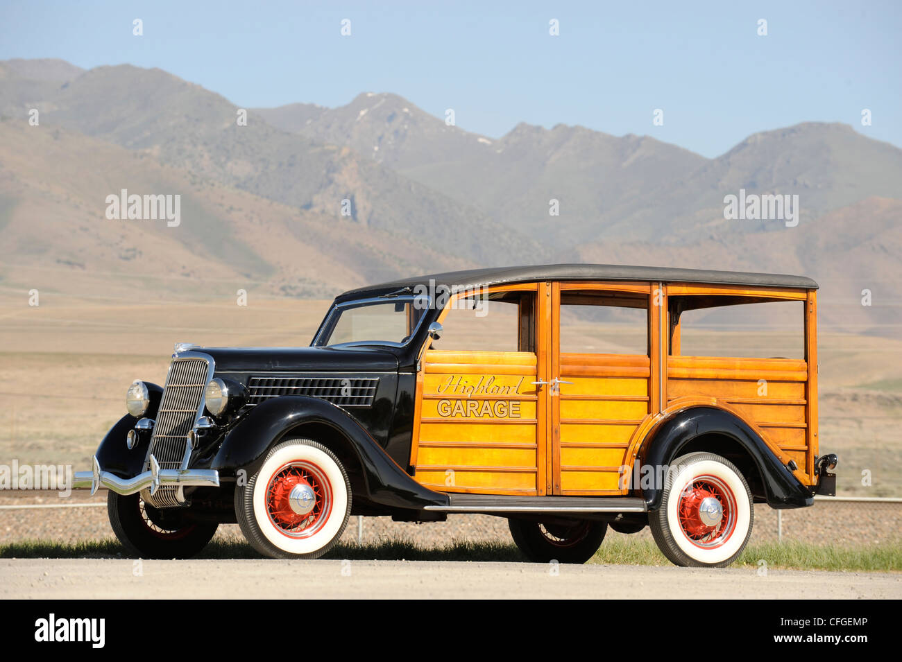 1935 Ford Woodie Deluxe station wagon Stock Photo