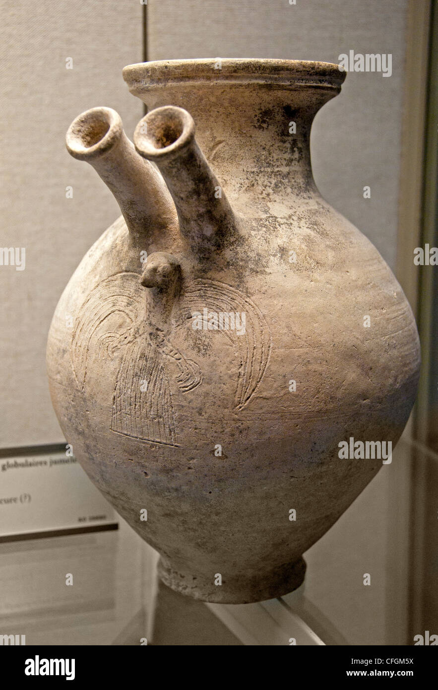Beaks globular vase binoculars 4500 - 3500 BC Terracotta Chalcolithic northern Syria Stock Photo