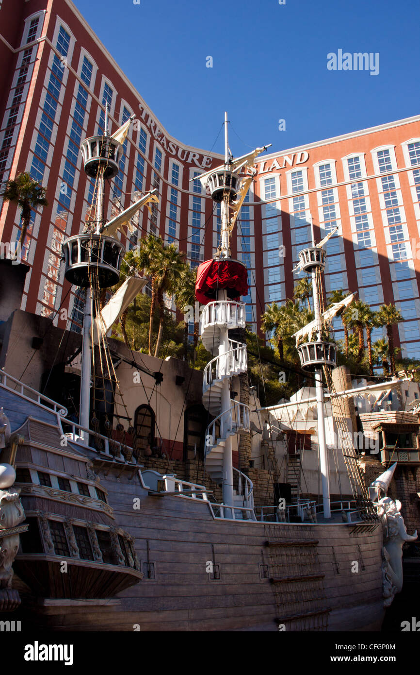 Pirate ship treasure island hotel hi-res stock photography and images ...