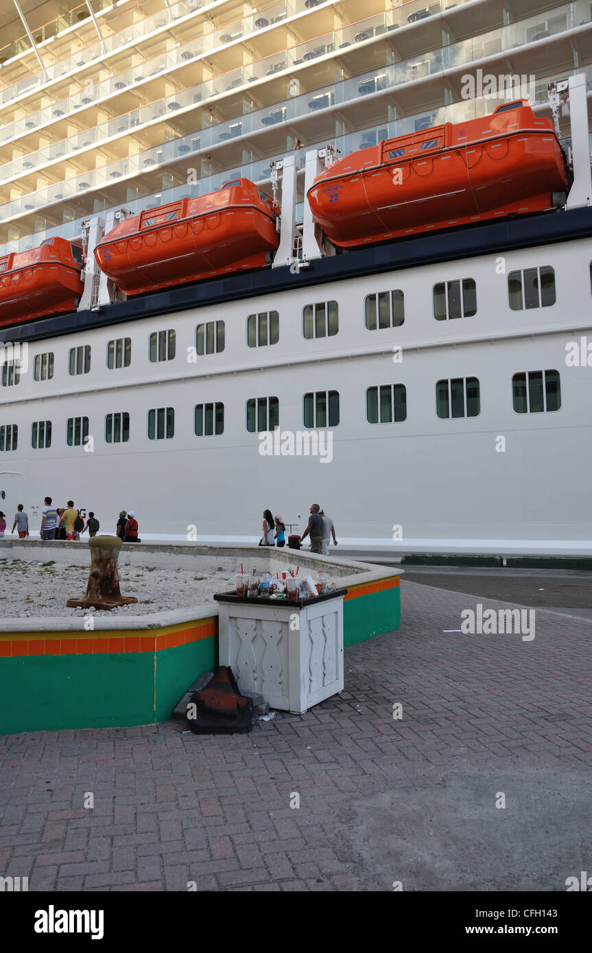 Cruise ships docked in Nassau, Bahamas Stock Photo Alamy