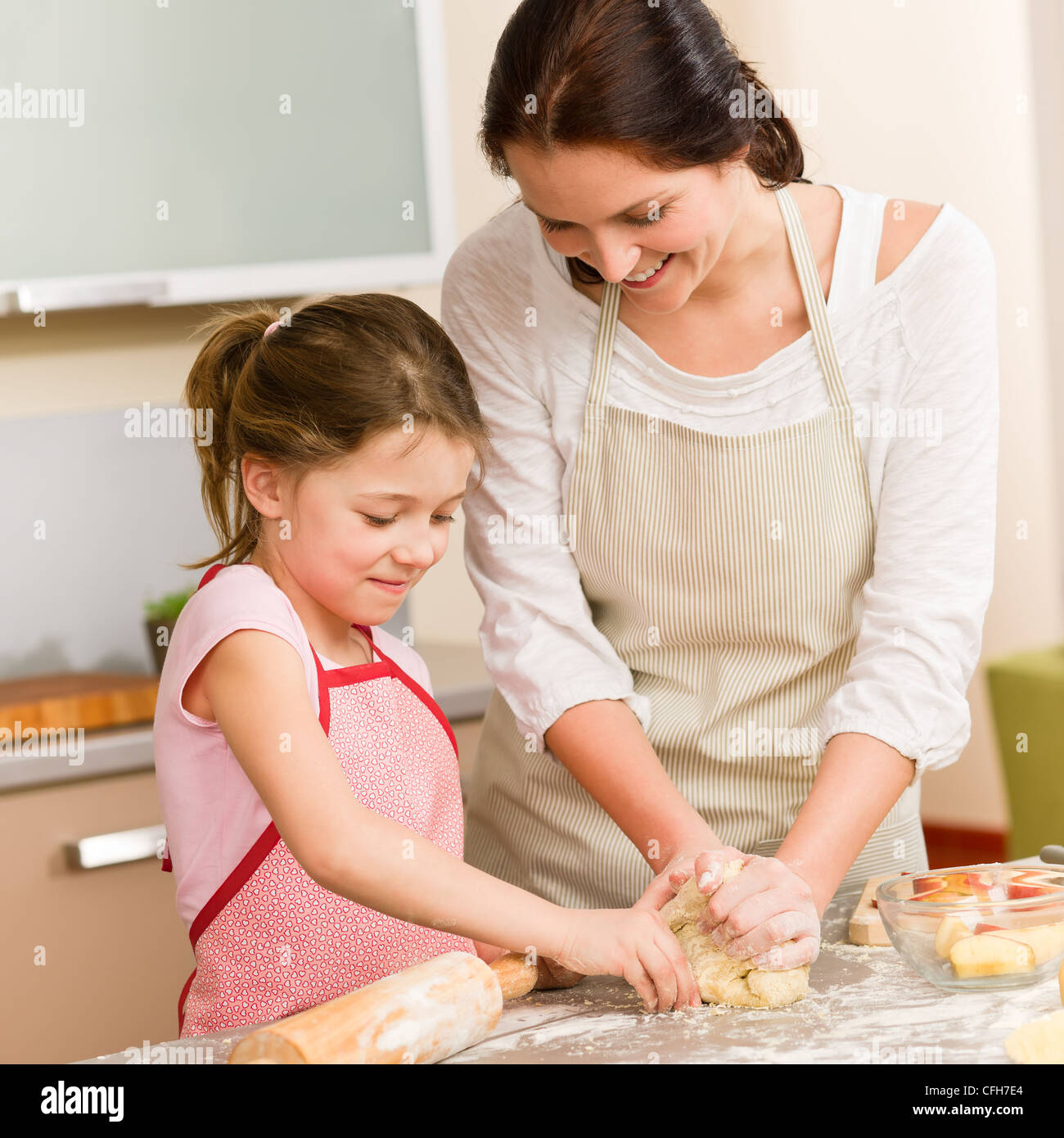 Мама готовит пирог. Мама с дочкой печет. Печем с мамой. Дети пекут. Мама с ребенком пекут торт.