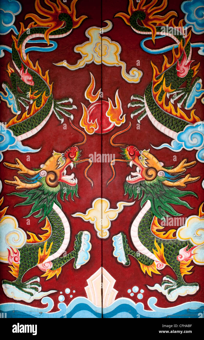 Painted dragons on the entrance doors to the Quan Cong Pagoda, also known as the Chua Ong Temple, Tran Phu St. Hoi An, Viet Nam Stock Photo