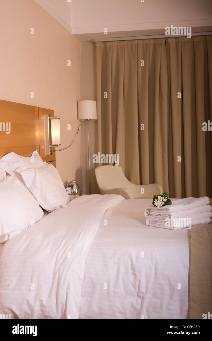 King sized bed in a luxury hotel room Stock Photo Alamy