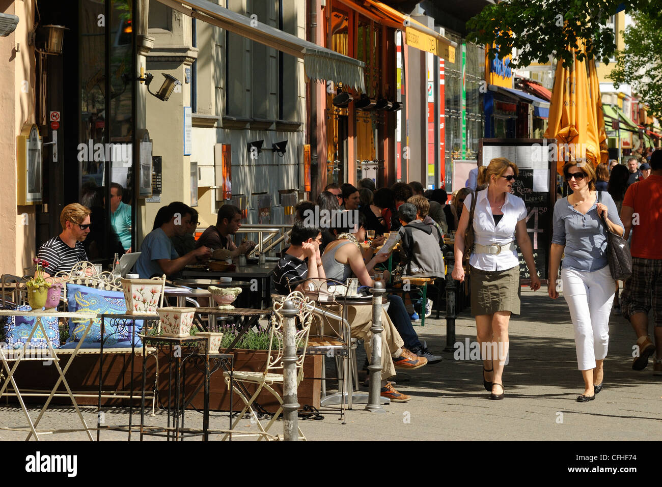 Street cafes, restaurants, shops, pedestrians on Bergmannstrasse ...