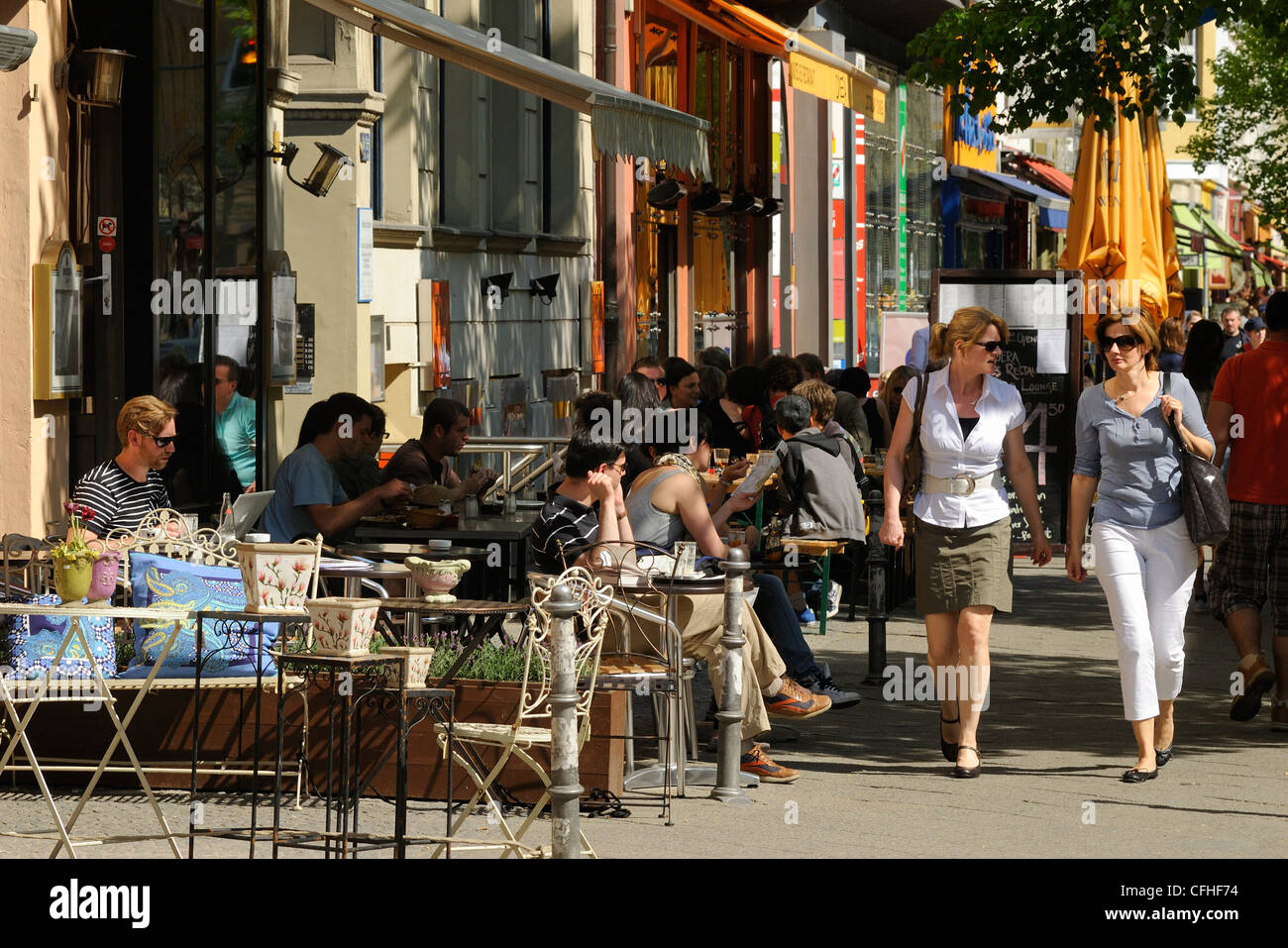 Street cafes, restaurants, shops, pedestrians on Bergmannstrasse, popular shopping street in Berlin Kreuzberg, Berlin, Germany Stock Photo