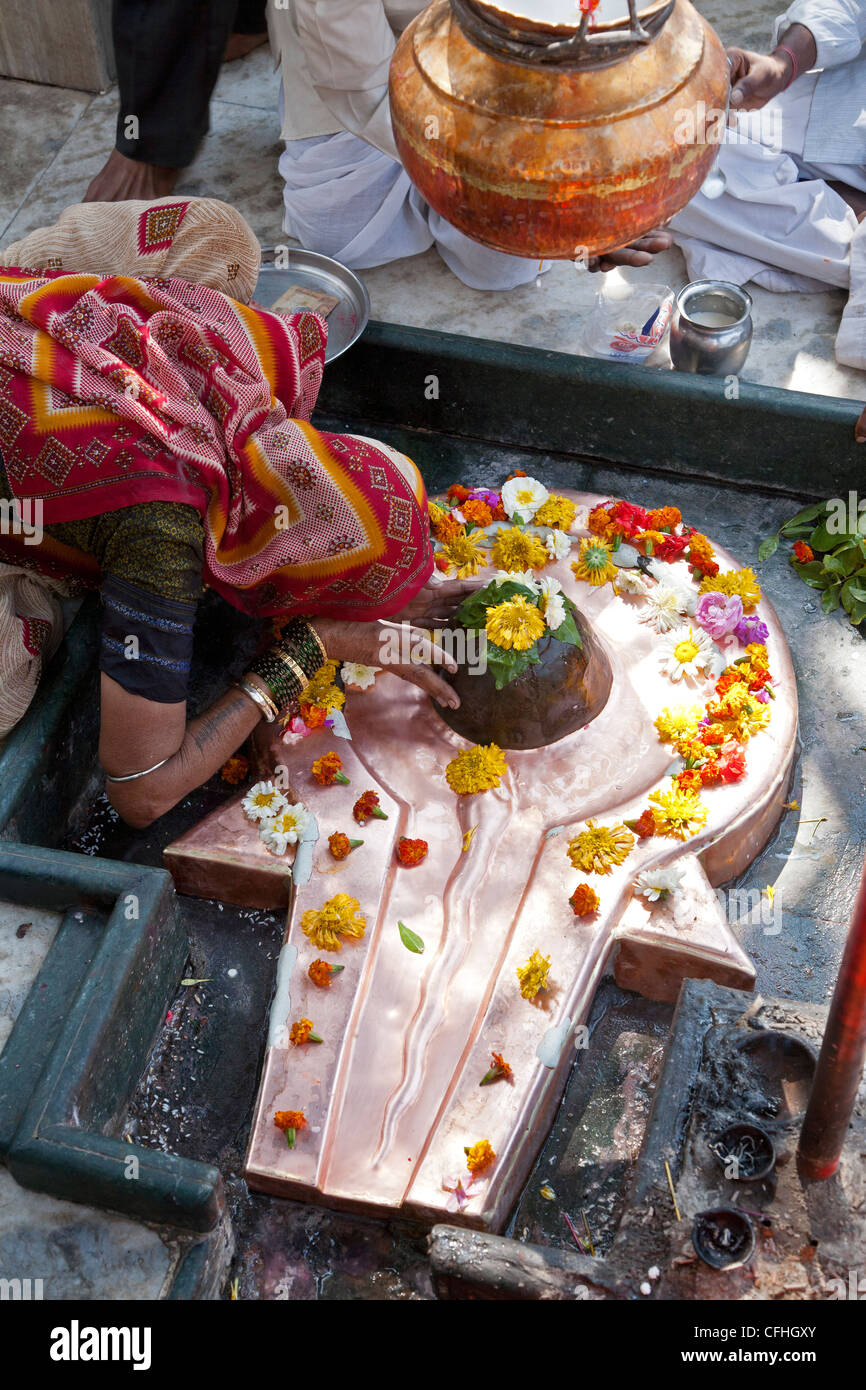 Hindu woman worshiping a Shiva lingam. Ram Kund. Nasik. India Stock Photo