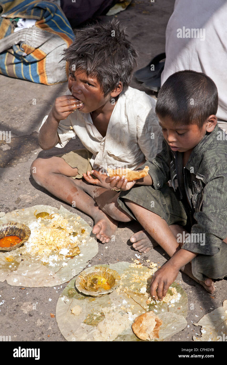 India street food eating hi-res stock photography and images - Alamy