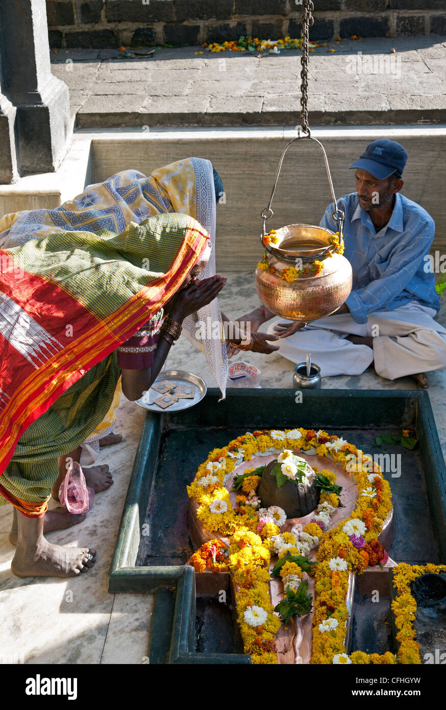 Women worshiping a Shiva lingam. Ram Kund. Nasik. India Stock Photo