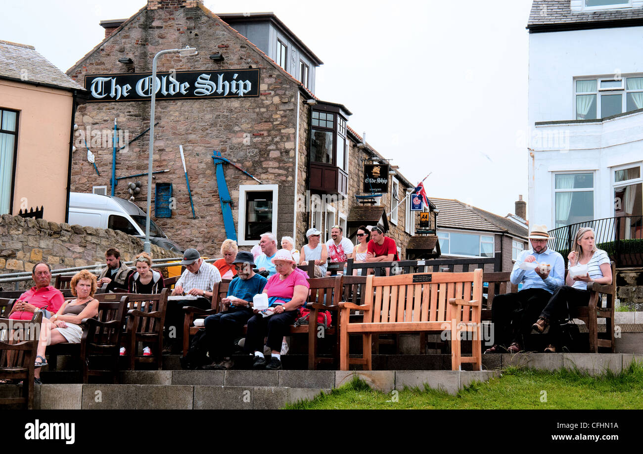 seahouses holidaymakers enjoying fish supper near the olde ship inn Stock Photo