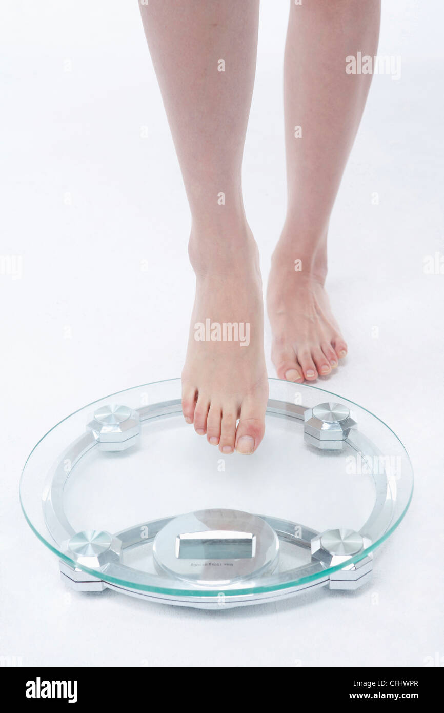 https://c8.alamy.com/comp/CFHWPR/the-legs-touching-on-the-weighing-scale-CFHWPR.jpg