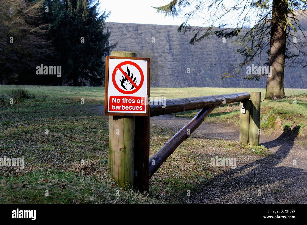 no fires or barbecues sign derwent dam derbyshire england uk Stock Photo