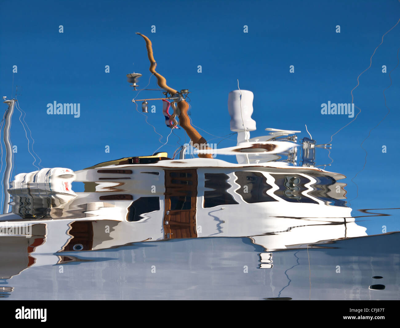 reflection of white boat in the sea Stock Photo - Alamy