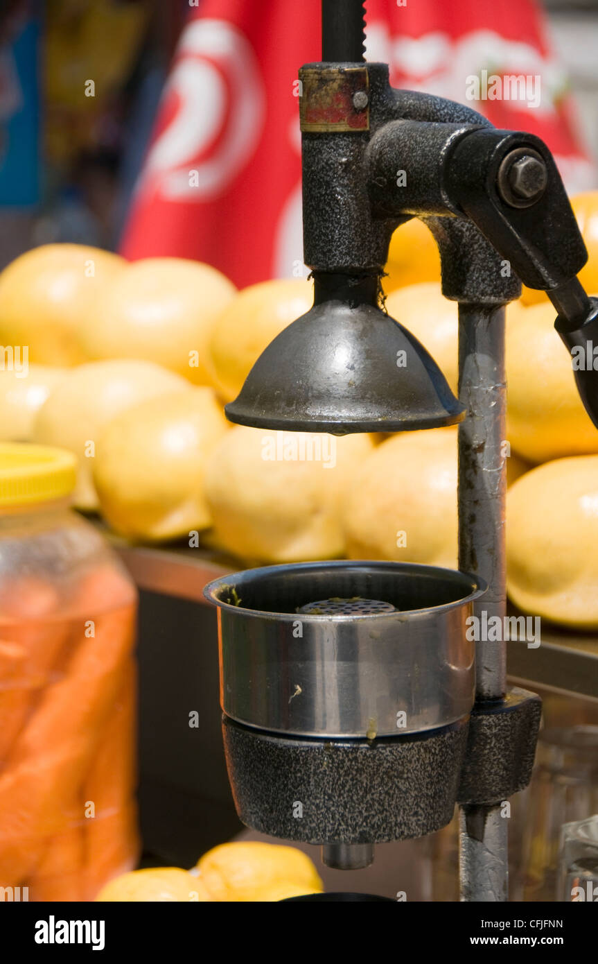 https://c8.alamy.com/comp/CFJFNN/old-metal-fruit-vegetable-juice-press-squeeze-machine-street-vendor-CFJFNN.jpg