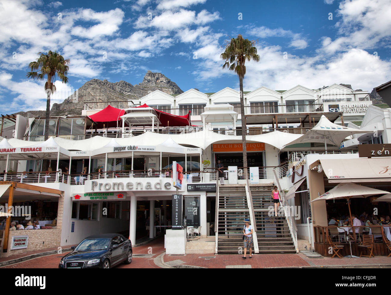 Restaurants, cafes and shops on Camps Bay Beach promenade Stock Photo