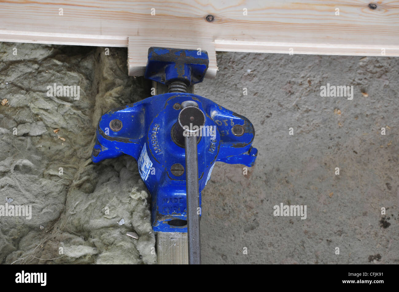 A floor cramp in use on tongue and groove flooring UK Stock Photo Alamy