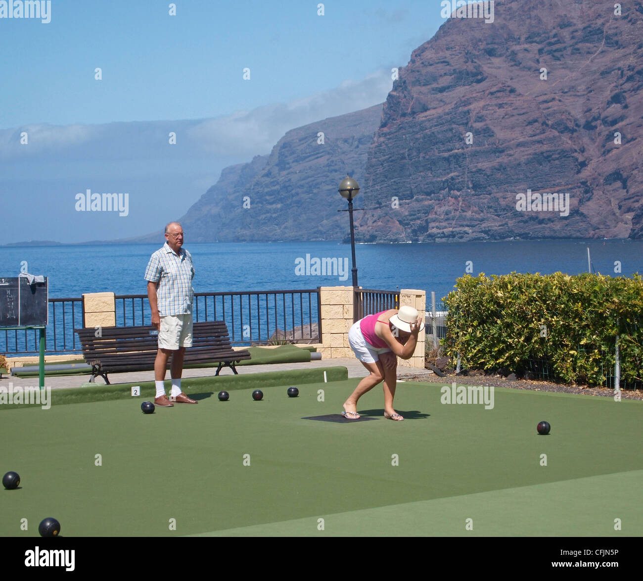 PLAYING SHORT MAT BOWLING WITH BOWLS ON MAT SURFACE AT LOS GIGANTES