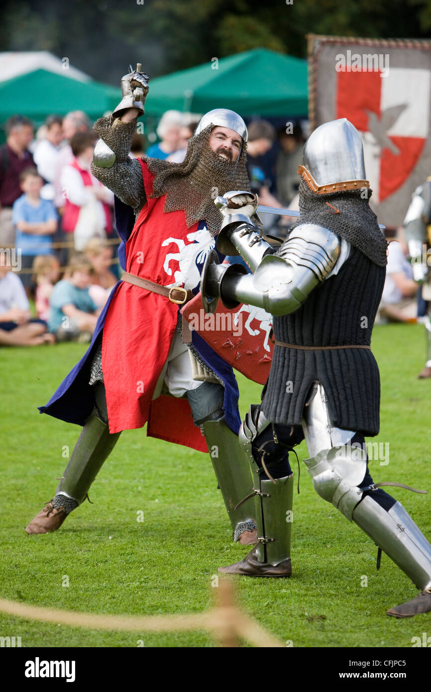 Two medival knights in period costume fighting at Shrivenham fete Stock Photo