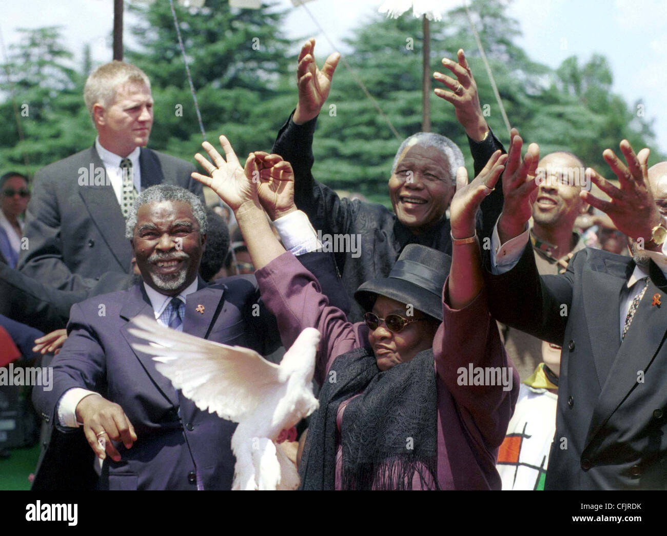 FORMER PRESIDENT NELSON MANDELA AND STATE PRESIDENT THABO MBEKI RELEASE DOVES AS THEY PAY THEIR LAST TRIBUTE TO THE LATE ANC STA Stock Photo