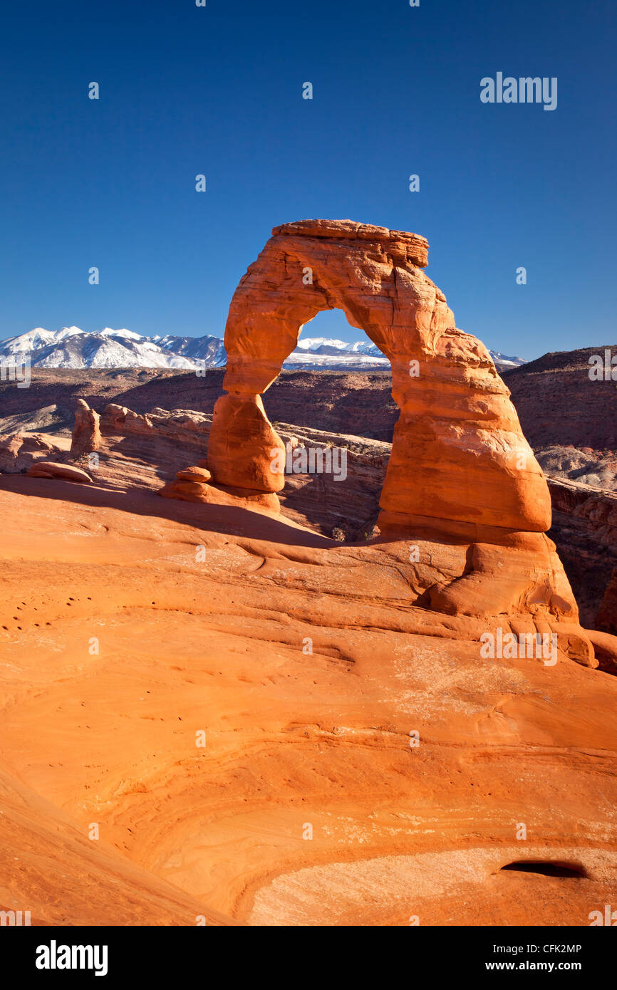 Delicate Arch with the LaSalle Mountains beyond, Arches National Park, Moab Utah, USA Stock Photo
