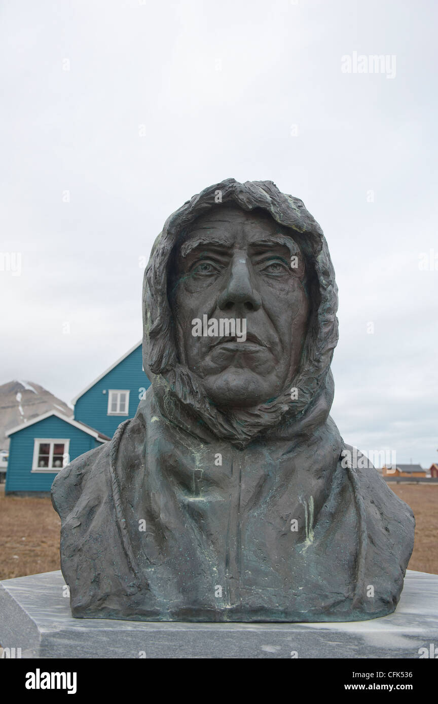 A statue of the famous Norwegian Explorer, Roald Amundsen at NY Alesund