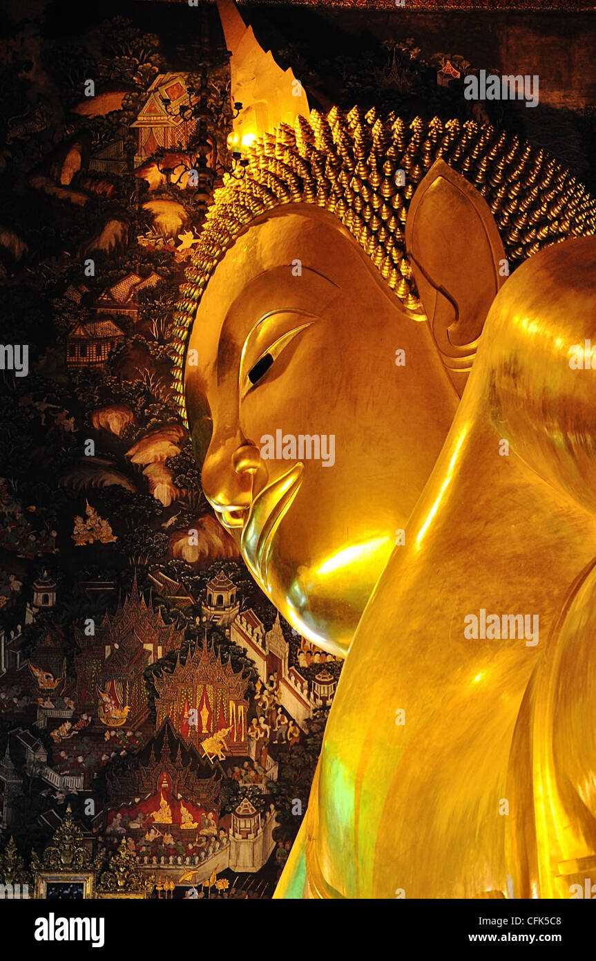the golden lying buddha in Wat Pho, bangkok thailand Stock Photo - Alamy