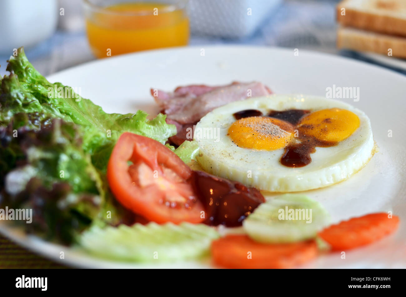 american style breakfast , with bacon, fried egg and fresh vegetables