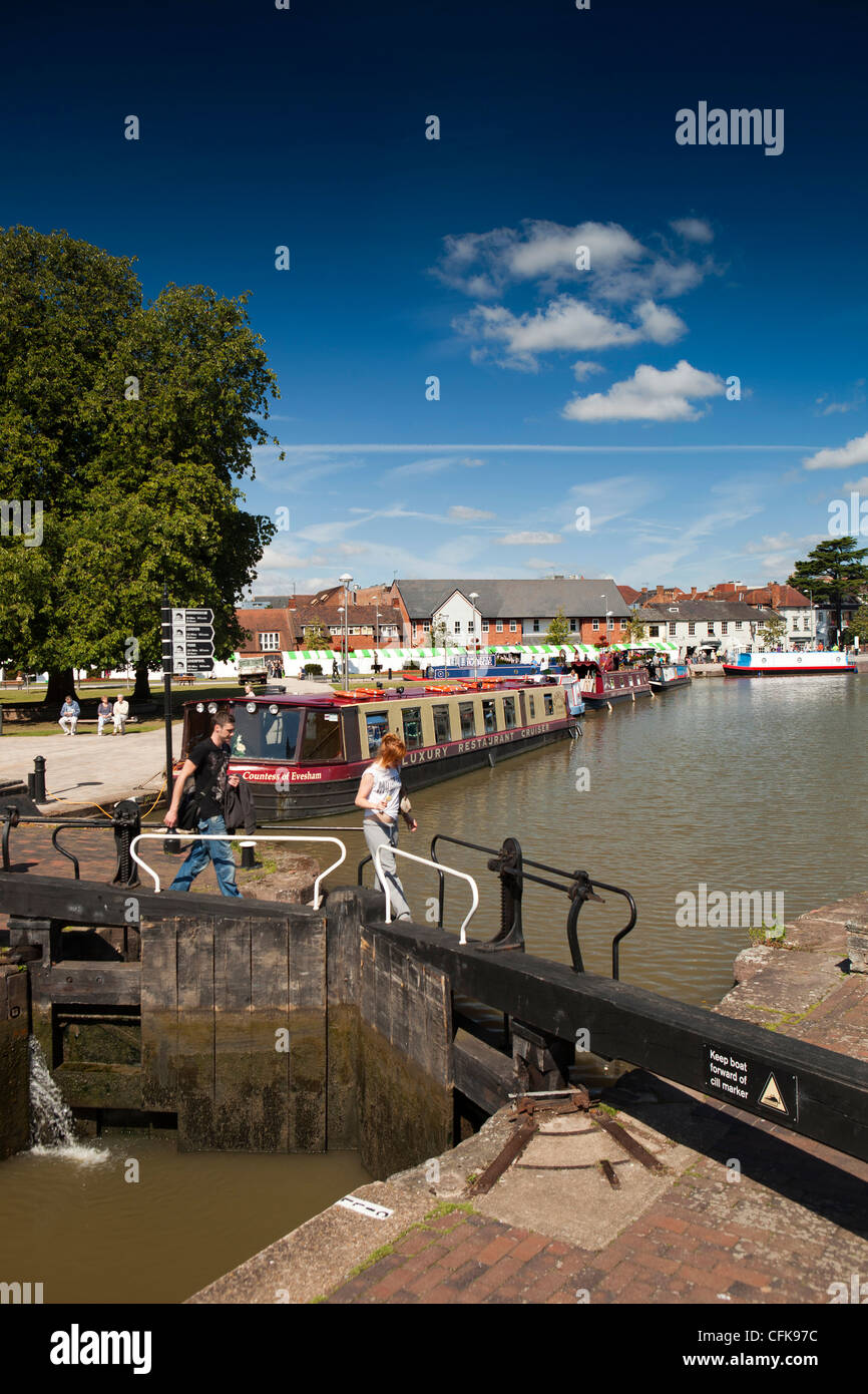 Warwickshire, Stratford on Avon, visitors crossing canal on lock gate bridge Stock Photo