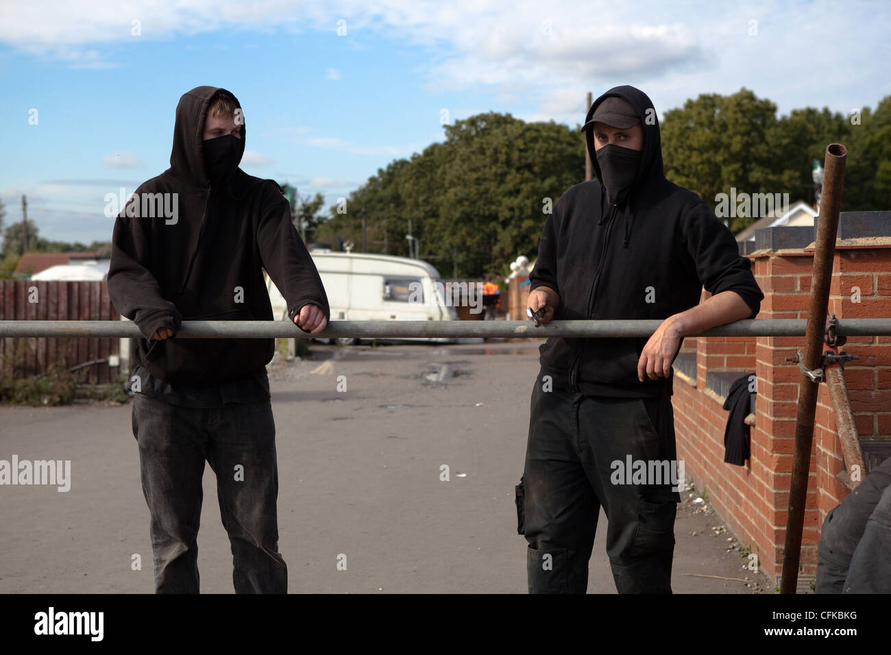 DALE FARM, BASILDON, ESSEX, UK, 19/09/2011. Activists erecting scaffold barriers in preparation of expected siege. Stock Photo