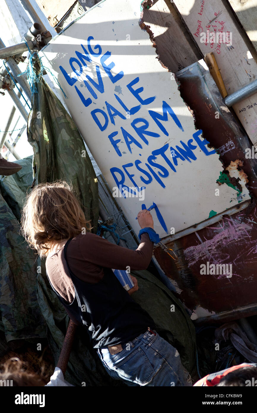 DALE FARM, BASILDON, ESSEX, UK, 19/09/2011. A female activist put the finishing touches to a notice of defiance. Stock Photo