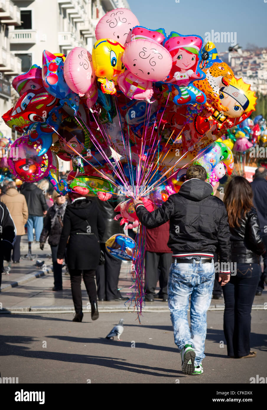 nikkel strottenhoofd Minder A man selling balloons in Aristotle square, Thessaloniki, Macedonia, Greece Stock Photo - Alamy nikkel strottenhoofd Minder A man selling balloons in Aristotle square, Thessaloniki, Macedonia, Greece Stock Photo - Alamy