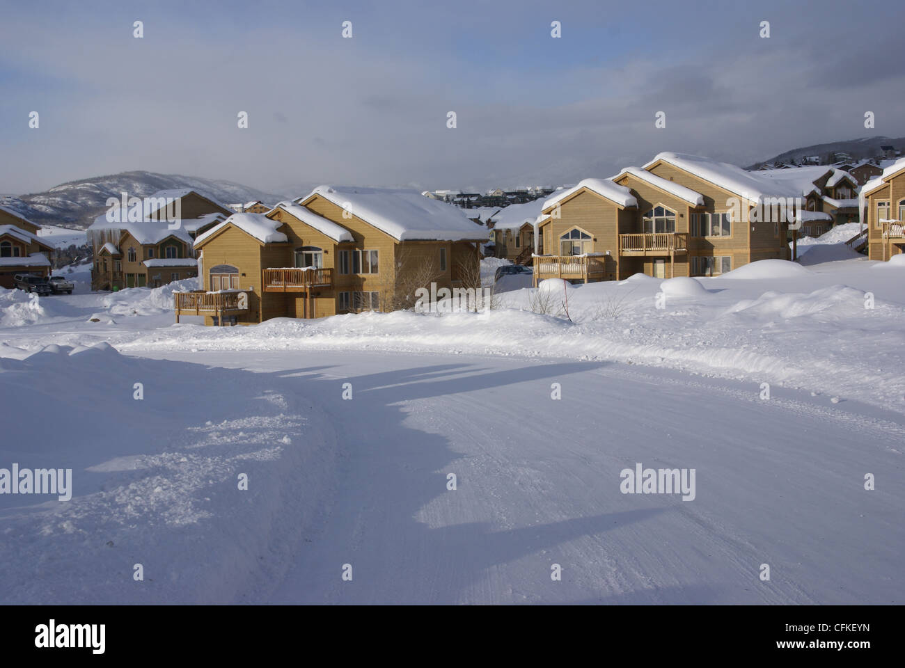 modern homes houses townhouses buildings condos winter rockies colorado brown snow white blue ice icicle weather roof housing de Stock Photo