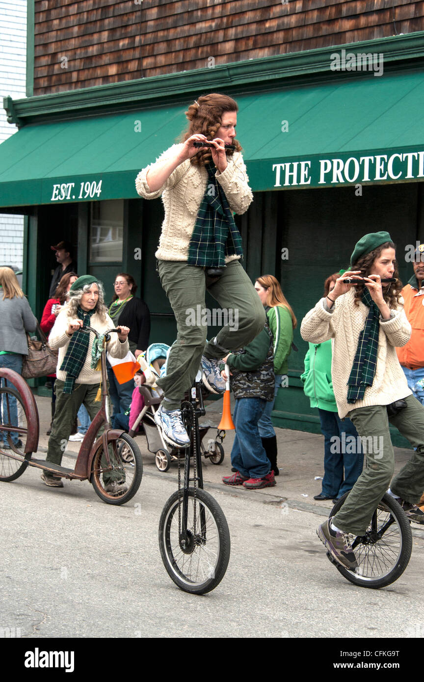 Spectators patricks day parade hi-res stock photography and images - Alamy