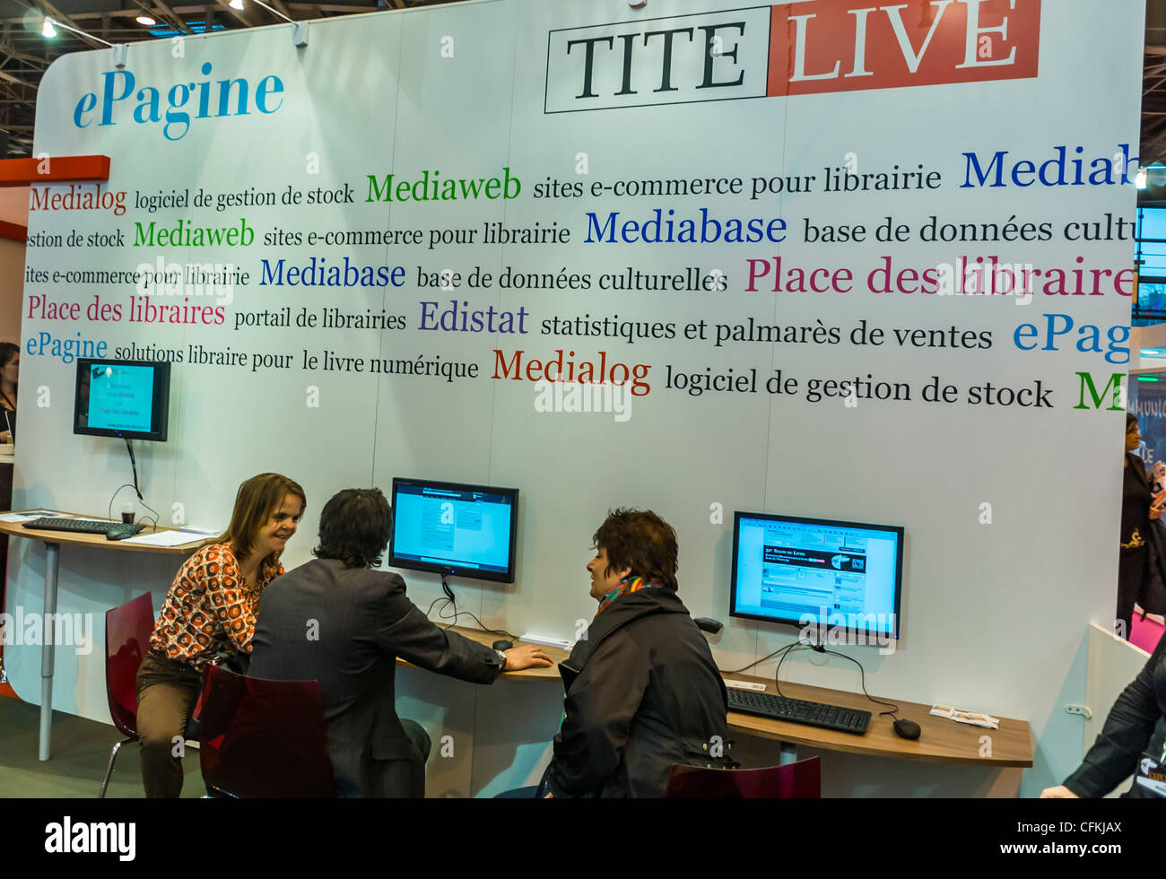 Paris, France, French People Looking at Comptuer Screens "Salon du Livre",  Book Fair, Electronic Books, Library, "Tite Live" On line Library Stock  Photo - Alamy