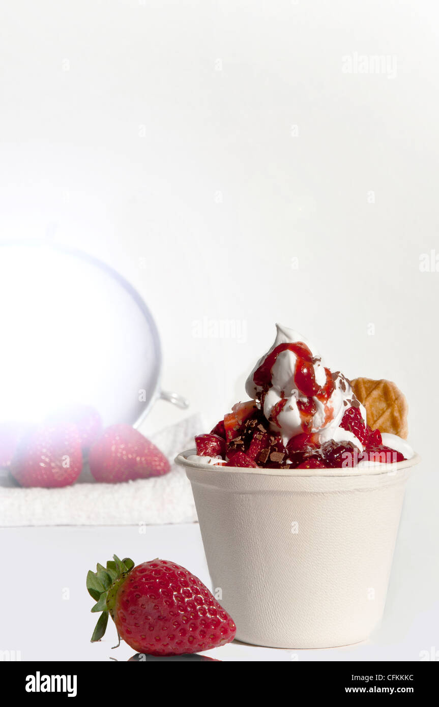 strawberry flavoured frozen yogurt Stock Photo Alamy