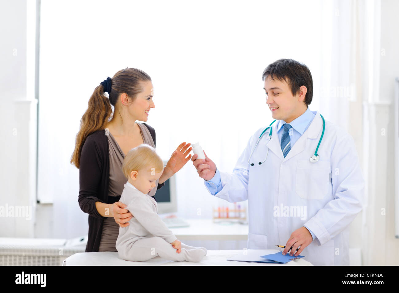 Мама и врач и папа. Врач и ребенок. Доктор для детей. Педиатр и ребенок. Беседа врача с ребенком.