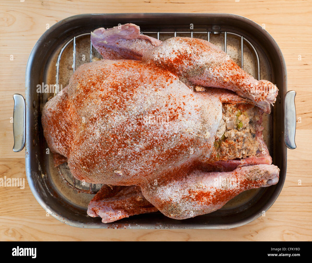 Raw turkey on roasting pan Stock Photo Alamy