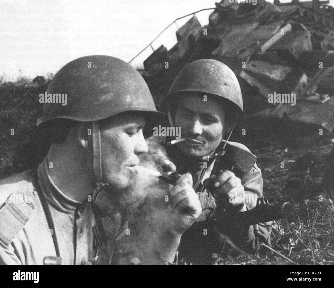 ты дам им там прикурить товарищ старший сержант. давай закурим. солдат товарищ старший сержант. любэ товарищ старший сержант. солдаты на войне вов.