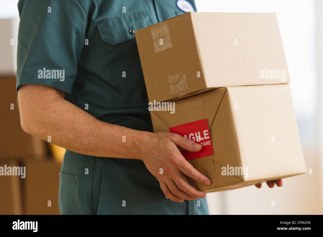 Торговля по почте картинки. Доставщик с коробками в руках. Передает пакет. Parcel new. Доставщик с коробкой в руках.