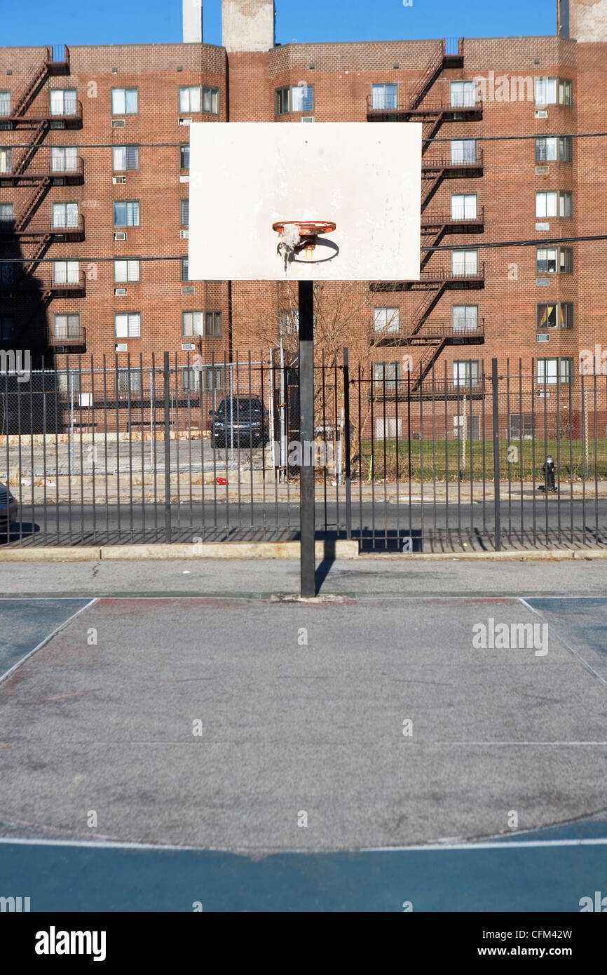 Campo De Basquete Perto De Um Playground Brooklyn Ny Usa Foto Editorial -  Imagem de blecaute, cidade: 251140546