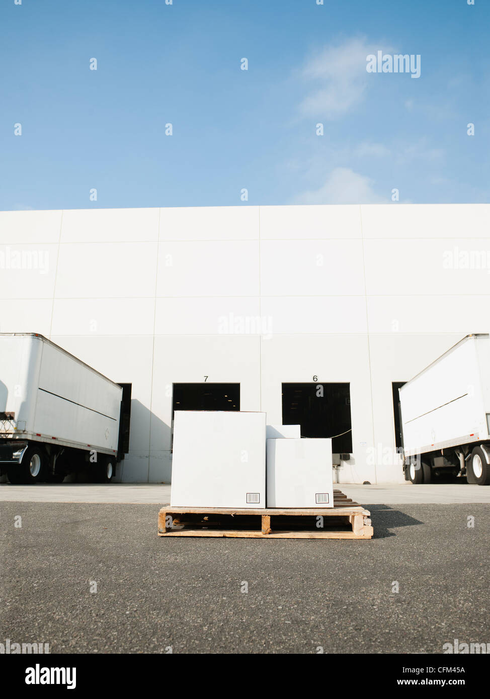 USA, California, Santa Ana, Warehouse with trucks and load Stock Photo Alamy