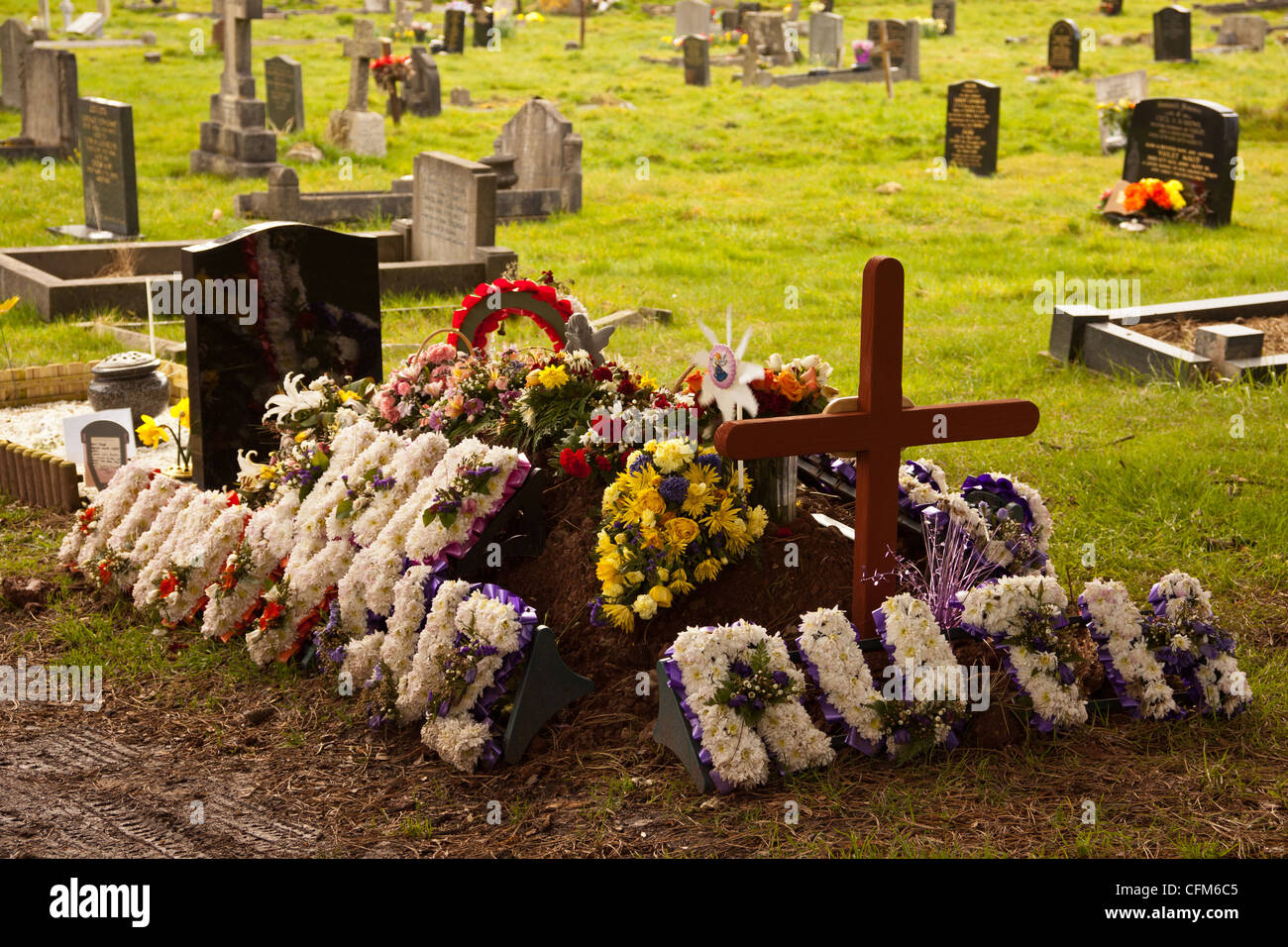 new grave,just buried,fresh flowers on new grave Stock Photo Alamy