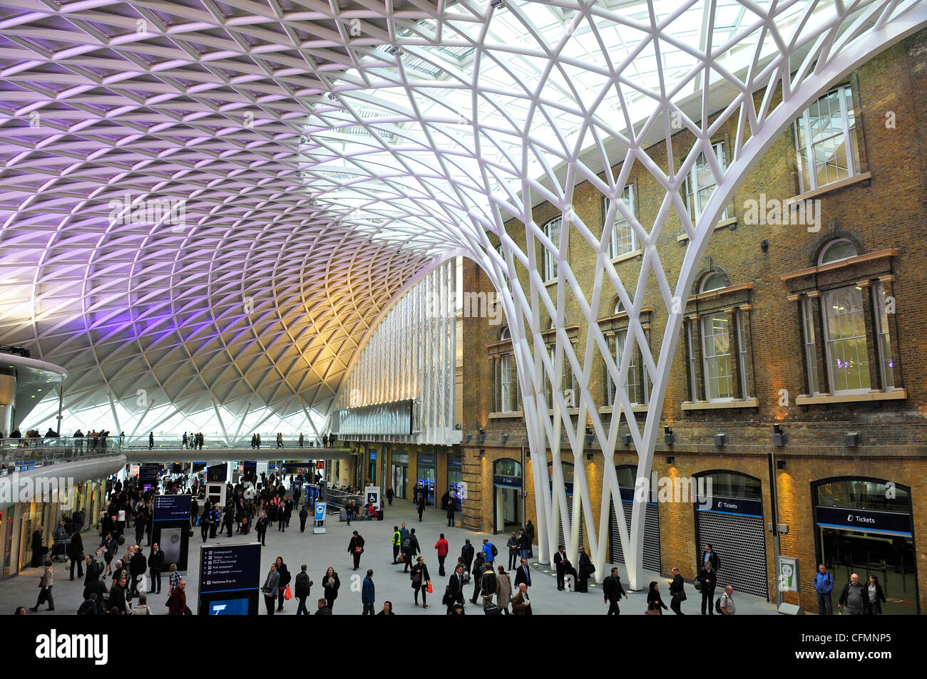 Western concourse kings cross railway hi-res stock photography and ...
