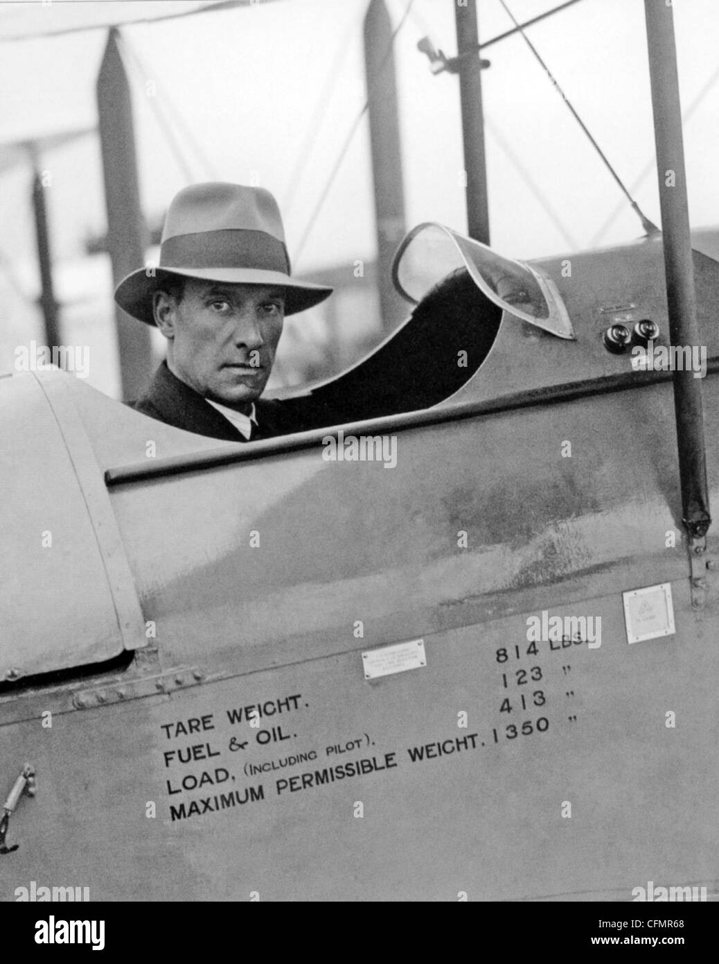 GEOFFREY DE HAVILLAND (1882-1965) British aviation pioneer in his DH60 Moth at the King's Cup Air Race in July 1926 Stock Photo