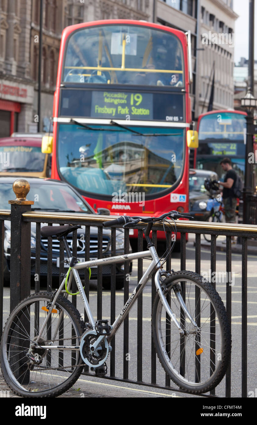 Chained cycle, Piccadilly Circus Stock Photo