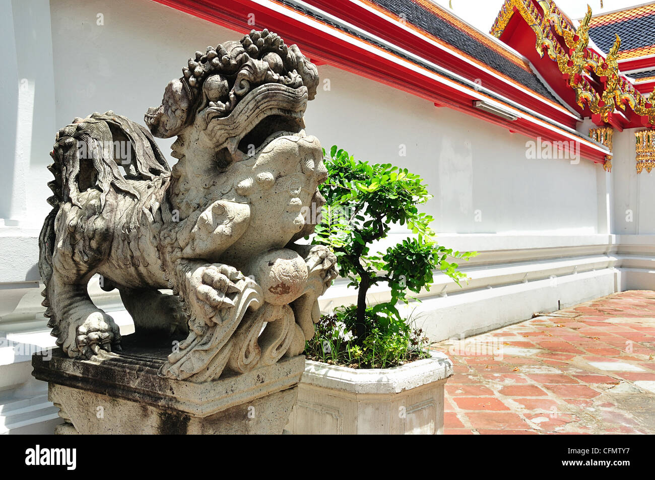 Asian statue hi-res stock photography and images - Alamy