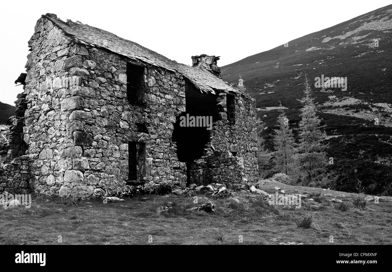 Tumbledown stone building in Glen Lochsie Scotland Stock Photo