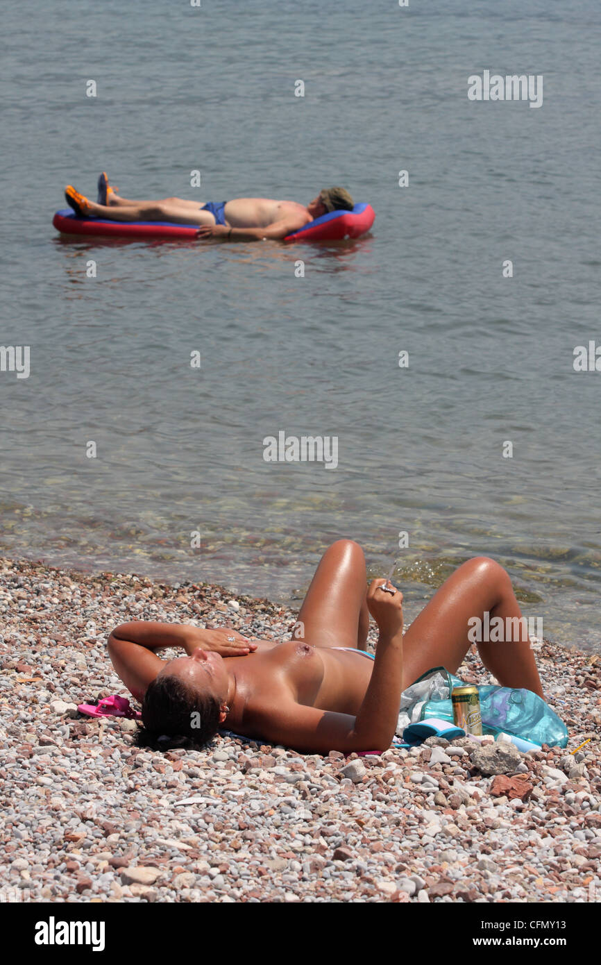 Women naked sunbathing